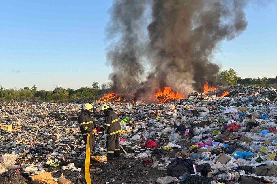 Під час гасіння пожежі сміттєзвалища в Чопі виявили чоловіка з опіками (ФОТО)