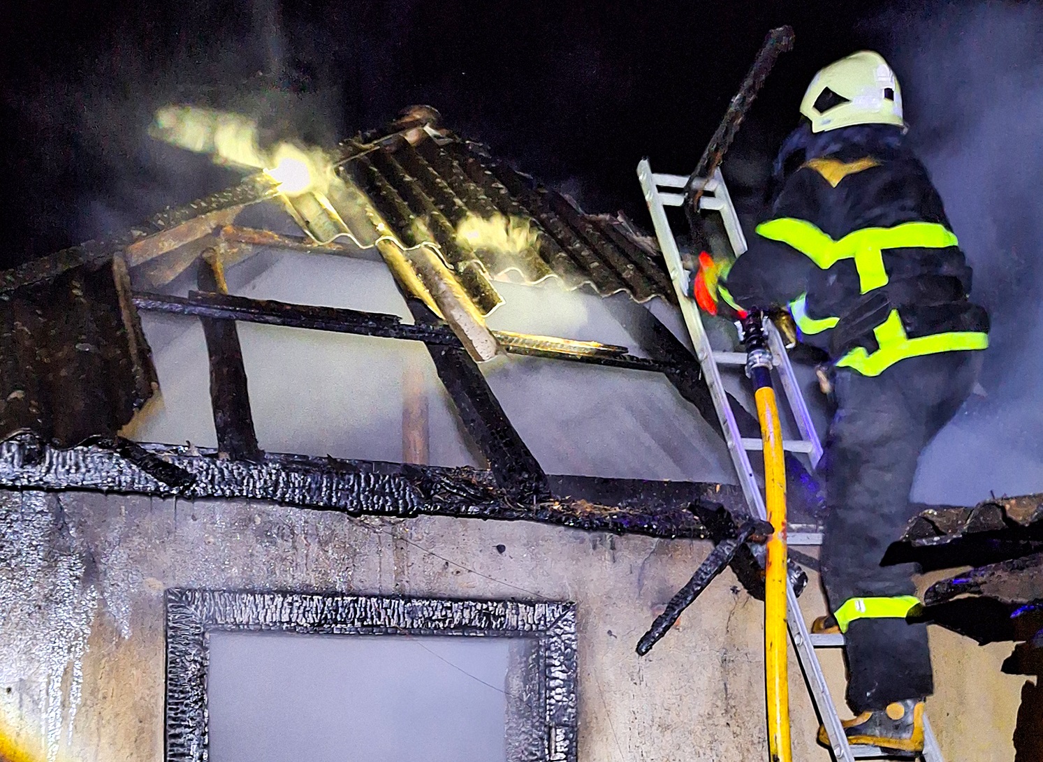 У Голубиному Полянської громади чоловік, прокинувшись вночі, вчасно помітив пожежу в літній кухні (ФОТО)