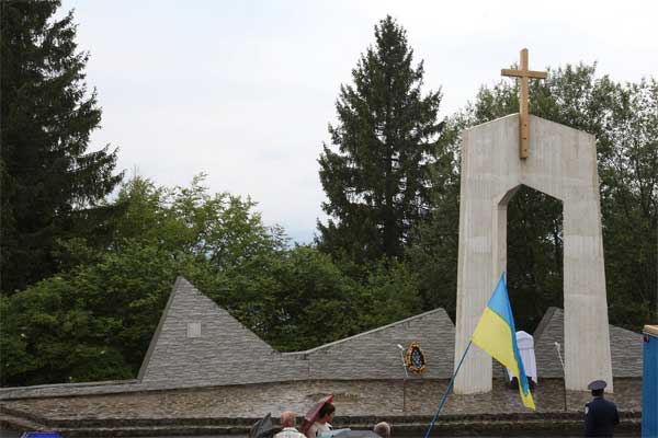На вшанування пам’яті героїв, які пожертвували своїм життям за незалежність, свободу та процвітання України