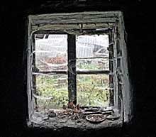 Вікна покинутих будинків.