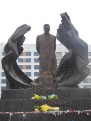 Пам’ятник Франкові біля театру, де проходив фестиваль його імені