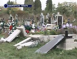 Закарпатські підлітки зруйнували 16 надгробних плит і 2 хрести