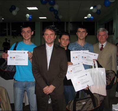Зліва направо Остап Коркуна, Руслан Бабіля, Василь Білецький (з дипломами) поруч із членами журі після оголошення результатів олімпіади з програмування у Бухаресті 