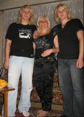 Близнюки Мілан (зліва) і Алан із матір’ю Мар’яною Феньвеші