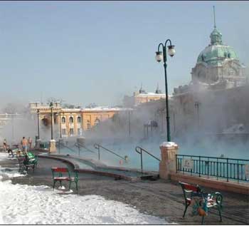 У відкритому басейні термальних вод Сечені в Будапешті температура води сягає +77 градусів