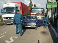 На угорському кордоні пропуск вантажних автомобілів пришвидшено, але 15-кілометрова черга до кордону не зменшується
