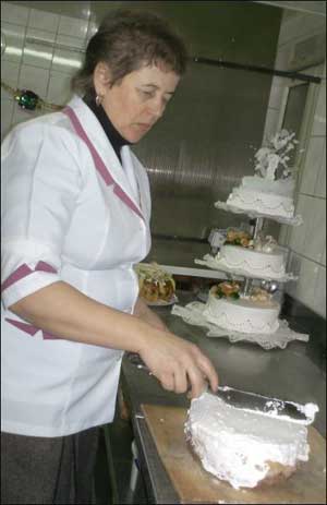 Власниця ужгородської кав’ярні-кондитерської "Диво" Віра Немеш готує торт "Капучино"