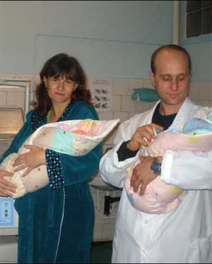 Вікторія і Василь Кошелі з дітьми. Найменша поки що перебуває в інкубаторі