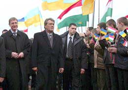 На Закарпатті Президент України та прем'єр Угорщини відкрили школу і посадили калину