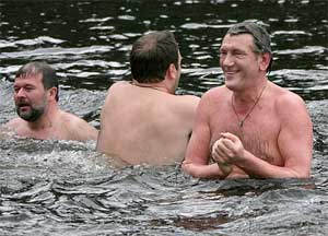 На Водохреща Віктор Балога знову скупався з Президентом в освяченій воді Дніпра