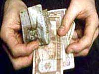 Середня заробітна плата на Закарпатті - майже 1000 грн