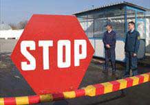 Закарпаття: Мікроавтобуси заблокували контрольно-пропускний пункт "Тиса" на українсько-угорському кордоні 