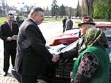 Ужгород: Губернатор Закарпаття вручив інвалідам ключі від 4-х автомобілів "Славута"