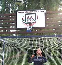 Молоді соціалісти Іршавщини відремонтували спортивний майданчик у дитячому таборі селі Осій