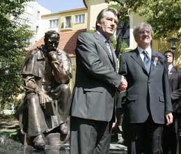 Віктор Ющенко і Ласло Шойом на відкритті пам’ятника Шевченку в Будапешті