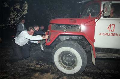 Цієї ночі Ющенко змусив Шуфрича і пожежу гасити, і несправну пожежну машину штовхати