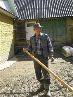Михайло Рущак із трембітою біля свого будинку в Міжгір’ї на Закарпатті