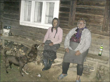 Сестры Ганна (слева) и Калина Бряник на крыльце дома, который в 1986-м купили у соседки за 400 рублей