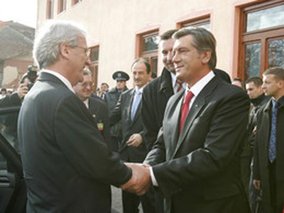 Ющенко подарував 2-м сільським школам Закарпаття комп’ютери, книги та 3 автобуси (Доповнено)