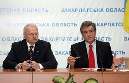 Іван Гашпарович і Віктор Ющенко підчас прес-конференції в Ужгороді