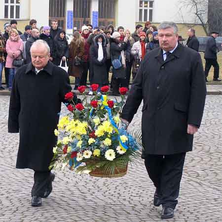 Голова Закарпатської облради М.Кічковський і голова ОДА О.Гаваші кладуть квіти до пам’ятника Шевченкові