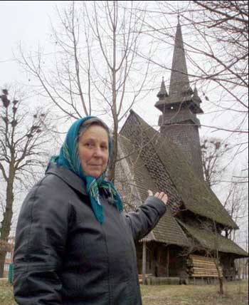 Жителька села Сокирниця Василина Гечка показує церкву, в якій протікає дах