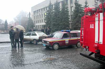 Міліція розблокувала будівлю Ужгородської міськради, хоча 3 кабінети залишаються опечатаними
