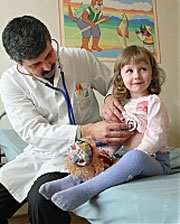 Завідувач відділення для дітей Мар'ян Мальчицький оглядає пацієнтку