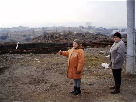 Клара Кондра та Магдалина Фірхмаєр біля воронки, що утворилася 1 лютого. Над прірвою опинилася залізнична колія
