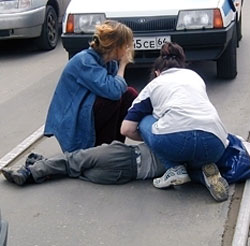 На закарпатській Мукачівщині водій "Фольксвагена" збив двох велосипедистів, один з яких загинув