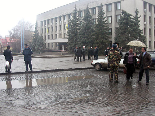 Ужгородська міліція не впускає свого мера Ратушняка в будівлю міської ради