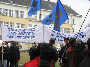 Націонал-демократи пікетували Закарпатську облраду з вимогою припинити антиукраїнські сепаратистські прояви (Резолюція і Заява)
