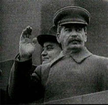 Йосип Сталін зустрічає парад на Червоній площі в Москві