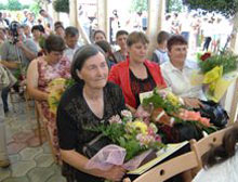 16 многодетных матерей из Закарпатья получили звание "Мать-героиня", а 10 (кооторые воспитывают10 и больше детей — ещё и ключи от новых или отремонтированных домов