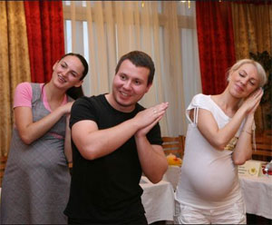 Екатерина Плешкова (крайняя справа) и ее муж Василий танцуют на вечеринке для беременных в ресторане ”Закарпаття”