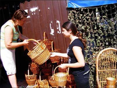 Продавец Ольга Сторчак (слева) на Центральном рынке предлагает плетеную корзину