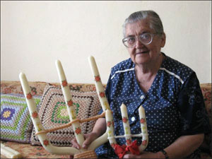 Юлія Іванчо виготовляє свічки для церкви. Жінка каже, що запалює їх, щоби розігнати грозові дощі