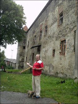 Иосиф Бартош показывает замок, который он взял в аренду. На его ремонт нужно 1 миллион 300 тысяч евро