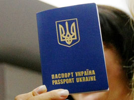 Десятки тисяч людей мешкають в Україні з двома паспортами