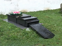 На Закарпатті вандали "розважались" на кладовищах Сваляви та Виноградівщини