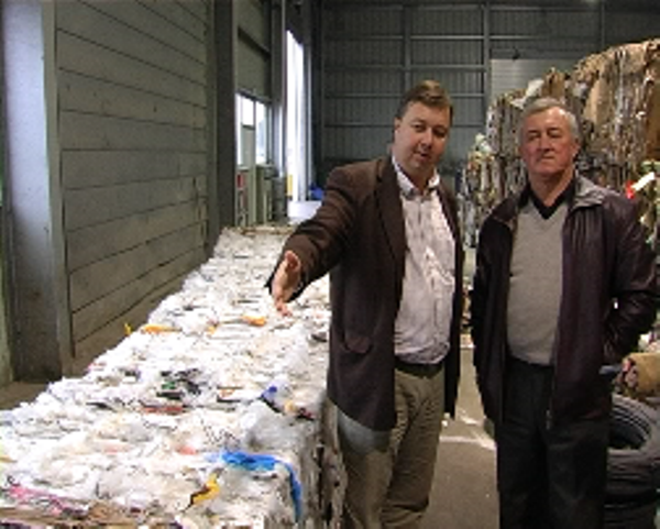 Петер Морожак показує представнику Ужгородщини, як пресують пластик