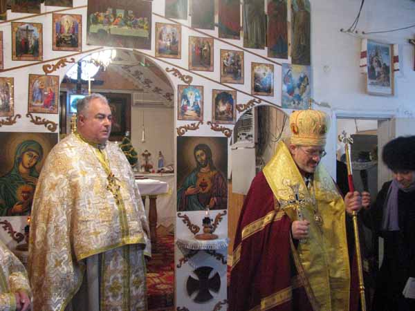 Владыка Милан и отец Юрий Довганинец отправляют архиерейскую службу