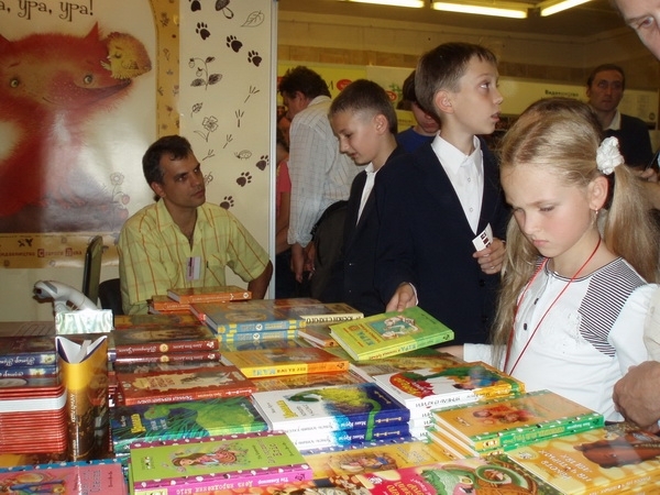 Автограф-сесії провів Олександр Гаврош, автор дитячих книг "Неймовірні пригоди Івана Сили" та "Пригоди тричі славного розбійника Пинті" із серії "Українська сила", 