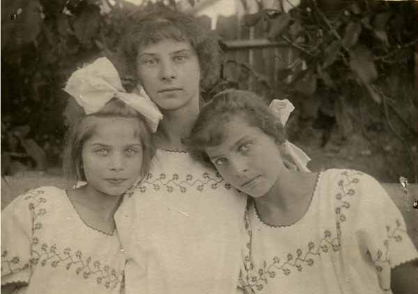 Сестры. Старшая - Георгина Мураний, 1925 г.