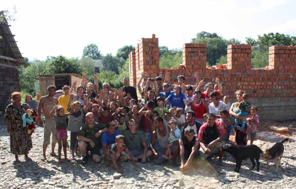 На Закарпатье молодые итальянцы помогали строить храм для цыган