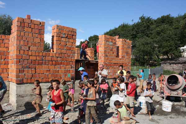 На Закарпатье молодые итальянцы помогали строить храм для цыган