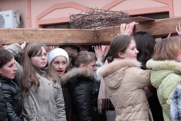 Вулицями Ужгорода пронесли Хрест та ікону з часточкою Чесного і Животворящого Хреста Господнього
