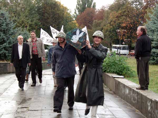 Яценюка  від ужгородських яєць врятували парасольки