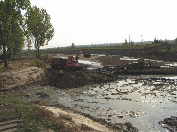 Закарпаття: На території Берегівської польдерної системи виконуються роботи по розчистці від намулу каналу Чаронда-Латориця