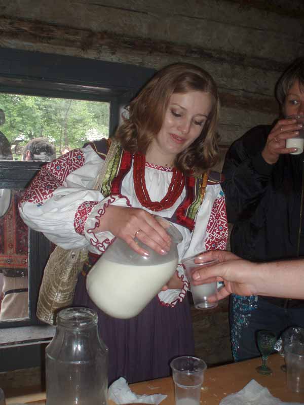 Непитущі могли скуштувати домашнього молока, яке наливали вродливі дівчата в автентичних колочавських народних костюмах